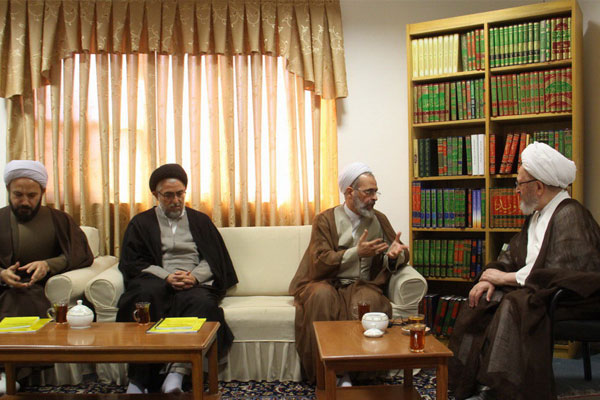 دیدار مدیر حوزه های علمیه با آیت الله العظمی سبحانی - 960729