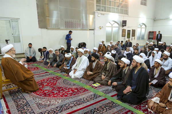 دیدار جمعی از طلاب و روحانیون شیعه و اهل سنت زاهدان با آیت الله العظمی سبحانی - 971003